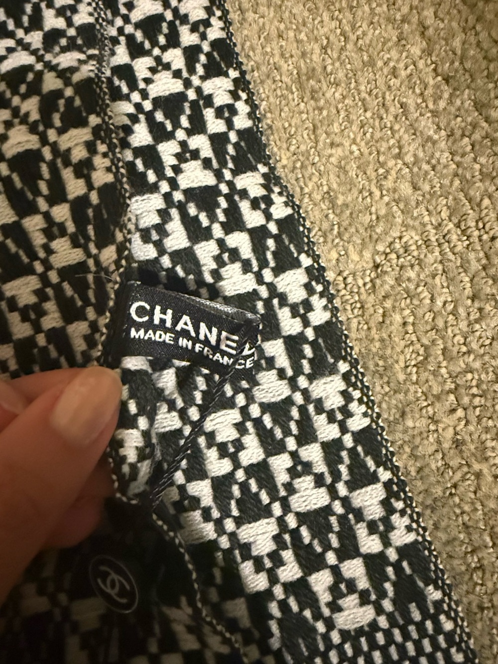 CHANEL Cashmere Scarf - Picture 4 of 7